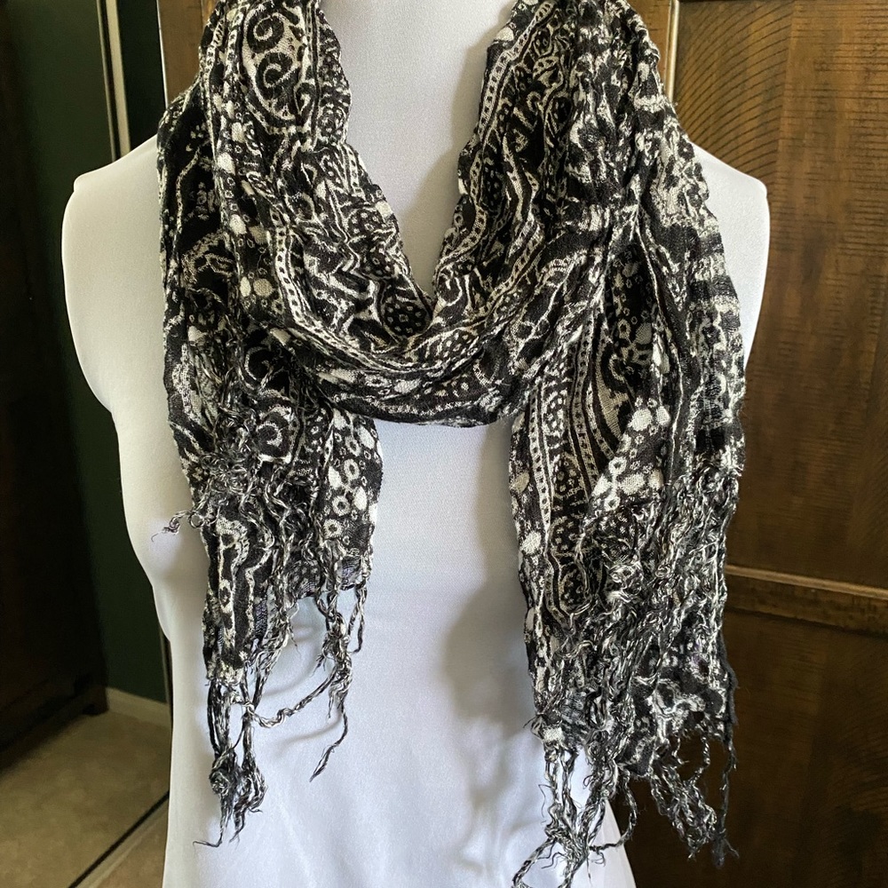Black and white scarf
